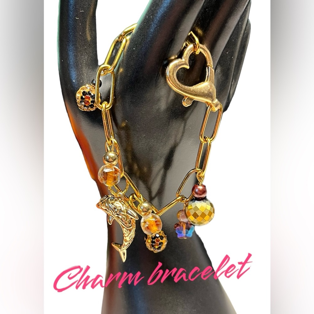 🎉🥰Stunning chunky charm bracelet Betsy Johnson like charms/glitter